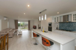 Отель A Comfortable 5-Bedrooms House  Оклэнд